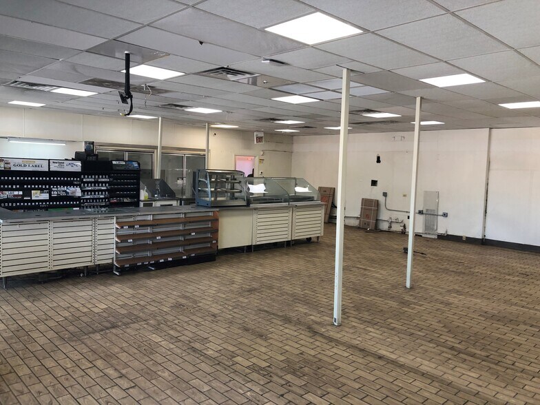 More Photos Of 1 N Wolf Rd, Prospect Heights Convenience Store For Lease