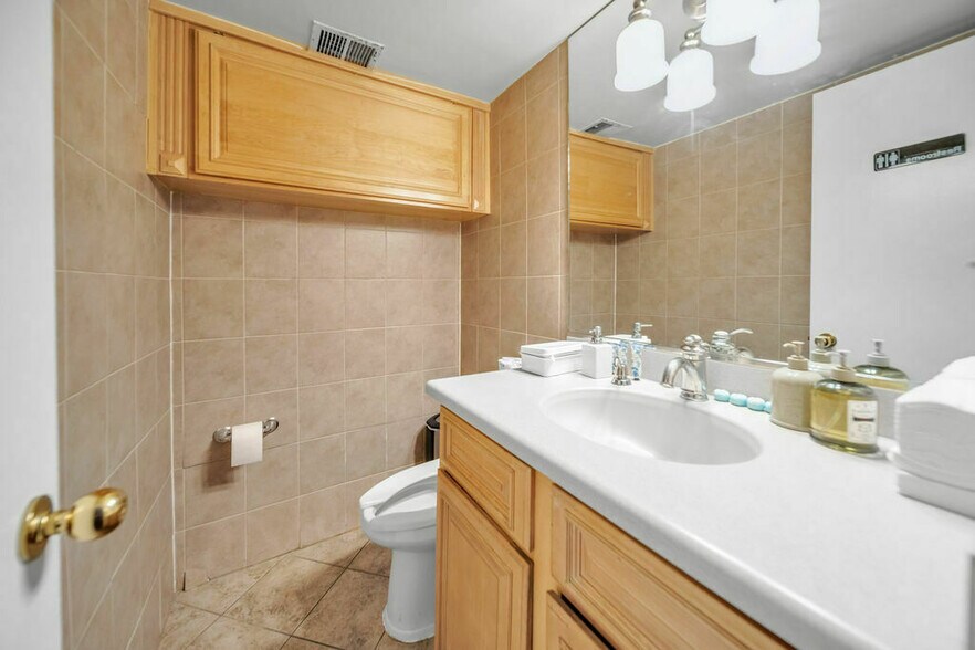 More Photos Of 319-321 D St NE, Washington Office For Lease