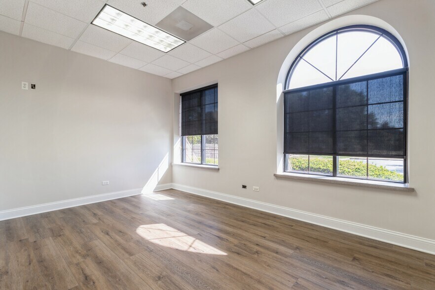 More Photos Of 6475 Washington St, Gurnee Office For Sale