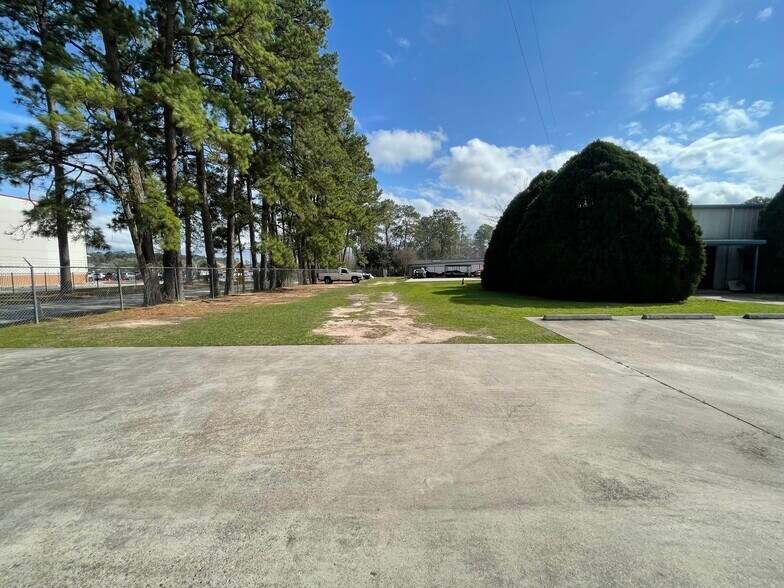 More Photos Of 2211 Louetta Rd, Spring Industrial For Sale