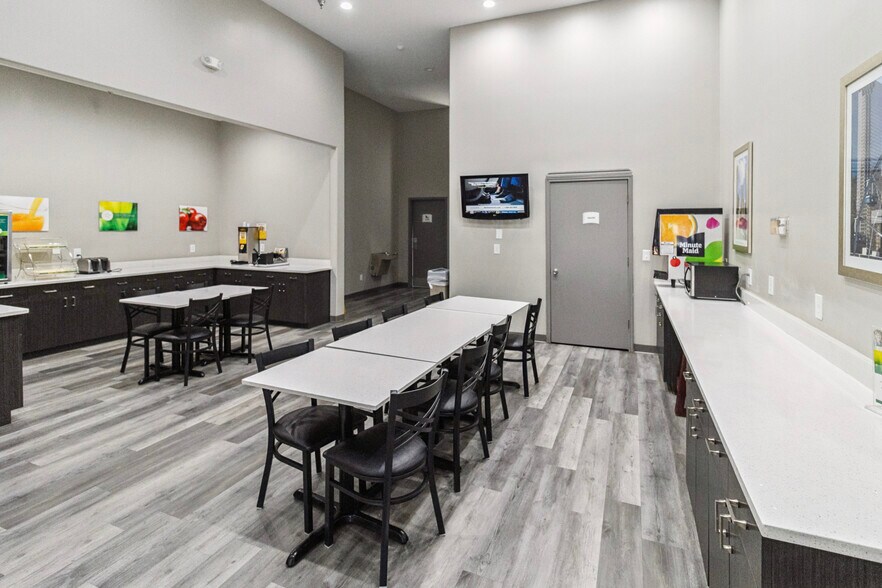 More Photos Of 17550 Northwest Fwy, Houston Hotel For Sale