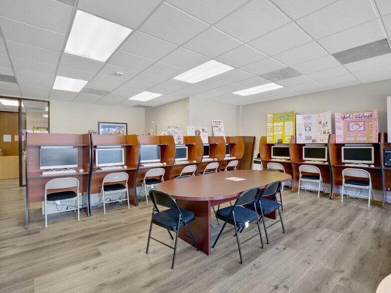 More Photos Of 5900 Sepulveda Blvd, Van Nuys Office For Sale