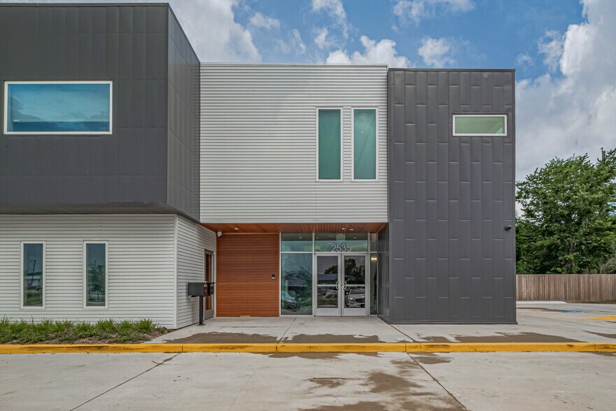 More Photos Of 2535 North Fwy, Houston Office For Lease