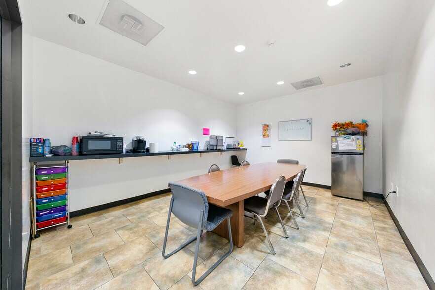 More Photos Of 9809 Rowlett Rd, Houston Showroom For Lease