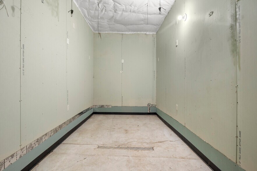 More Photos Of 8411 Southfield Fwy, Detroit Auto Dealership For Sale