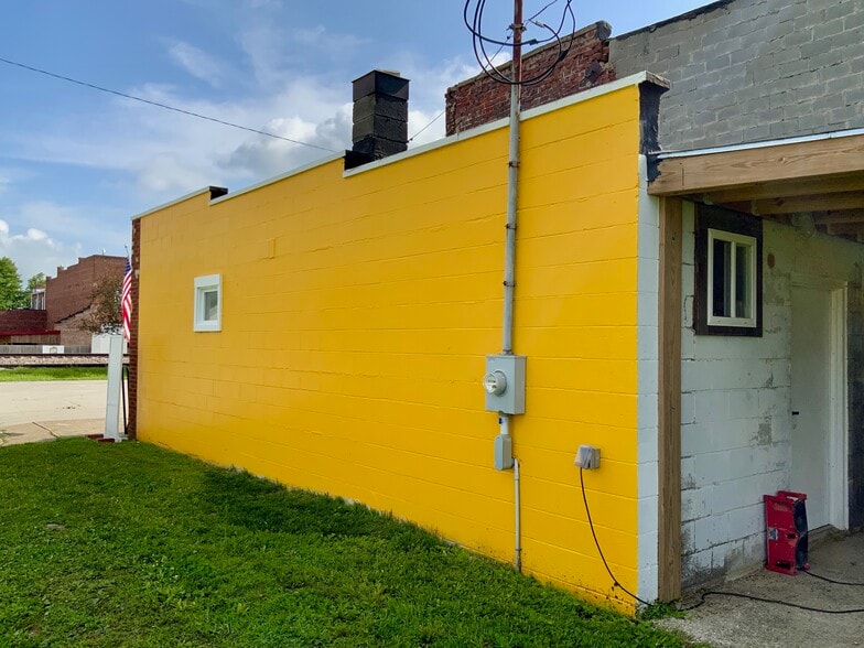 Primary Photo Of 105 Colonial st, Kempton General Retail For Sale