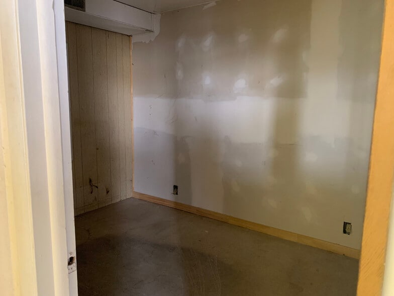 More Photos Of 21 Dons Way, Blackfoot Industrial For Lease