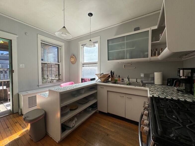 More Photos Of 2019 N Damen Ave, Chicago Storefront Retail Residential For Sale