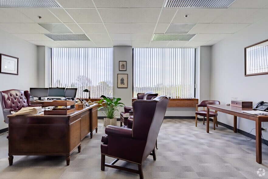 More Photos Of 2000 S Batavia Ave, Geneva Office For Lease