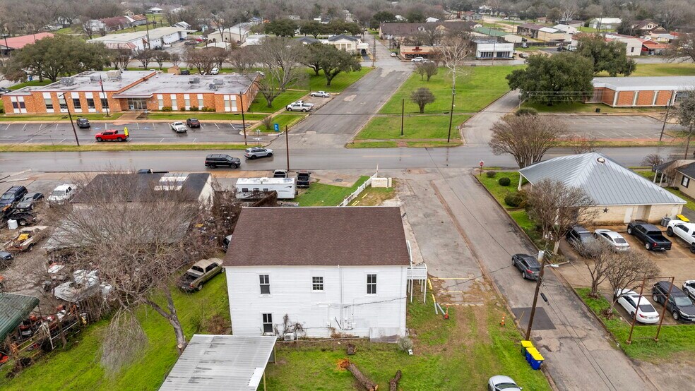 More Photos Of 901 N Saint Joseph St, Gonzales Office For Sale