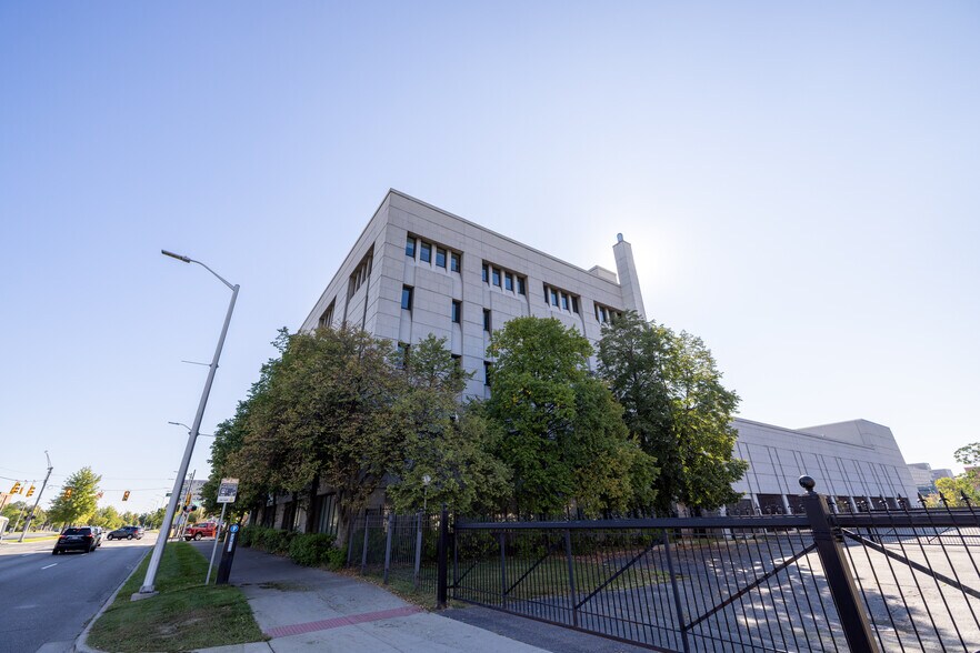 More Photos Of 110 E Warren Ave, Detroit Medical For Lease