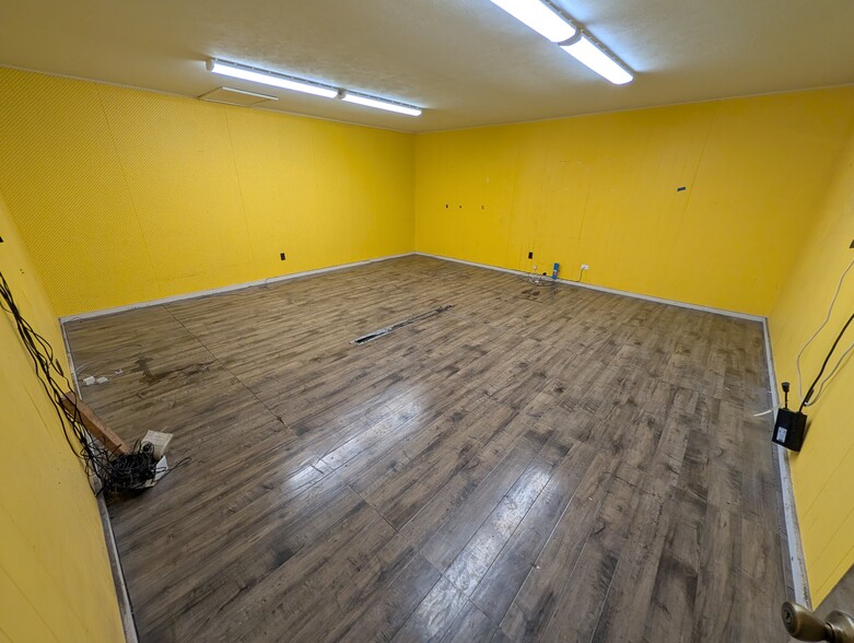 More Photos Of 192-212 Mohonua Pl, Honolulu Warehouse For Lease