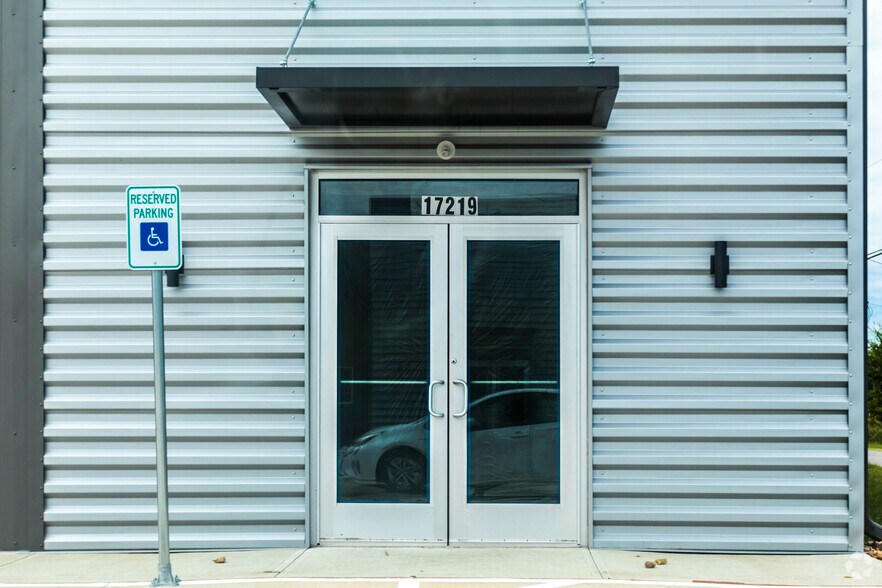 More Photos Of 17219 South Dr, Cypress Warehouse For Sale