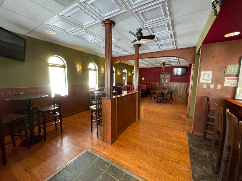 More Photos Of 6831 W North Ave, Oak Park Restaurant For Sale