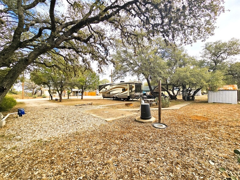 More Photos Of 605 Lakeshore Ln, Bandera Manufactured Housing Mobile Home Park For Sale