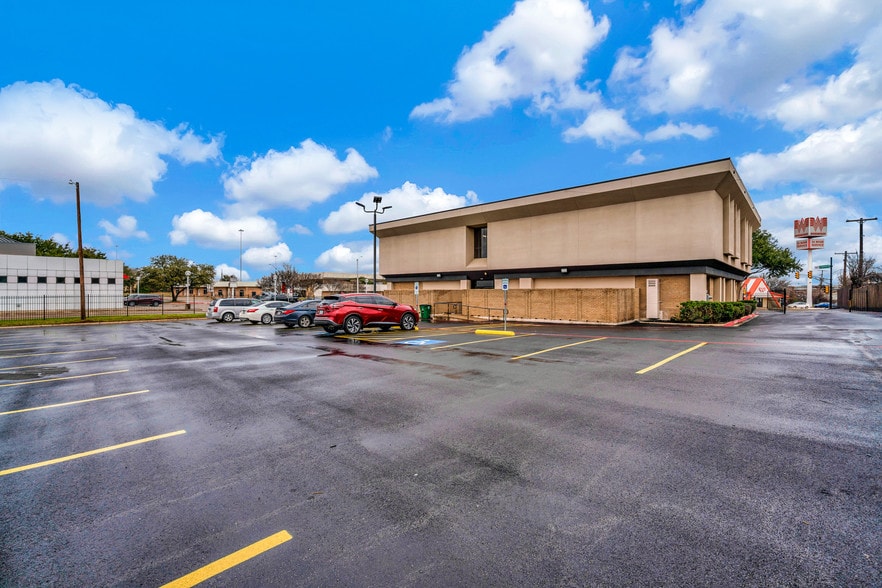 More Photos Of 6464 Brentwood Stair Rd, Fort Worth Office For Sale