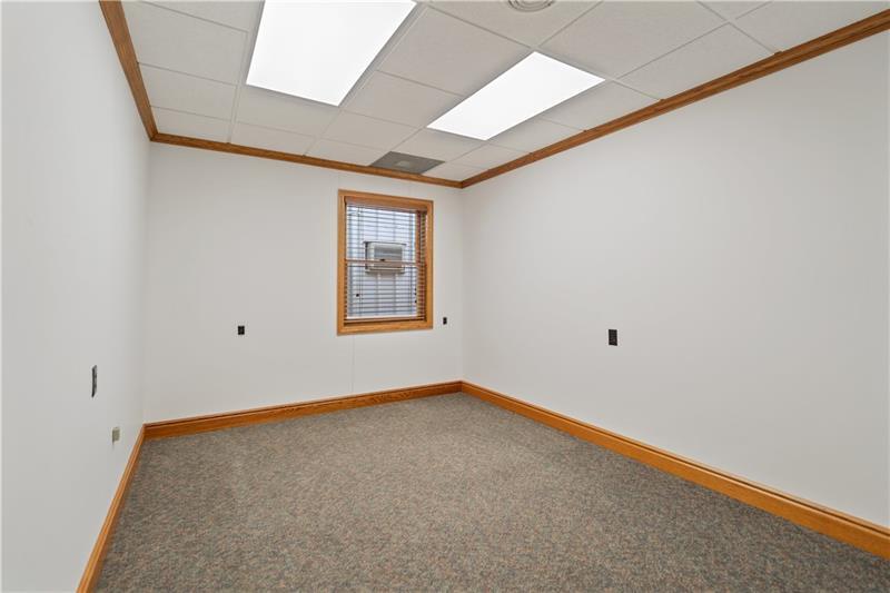 More Photos Of 114 Oil Ln, Hunker Office For Lease
