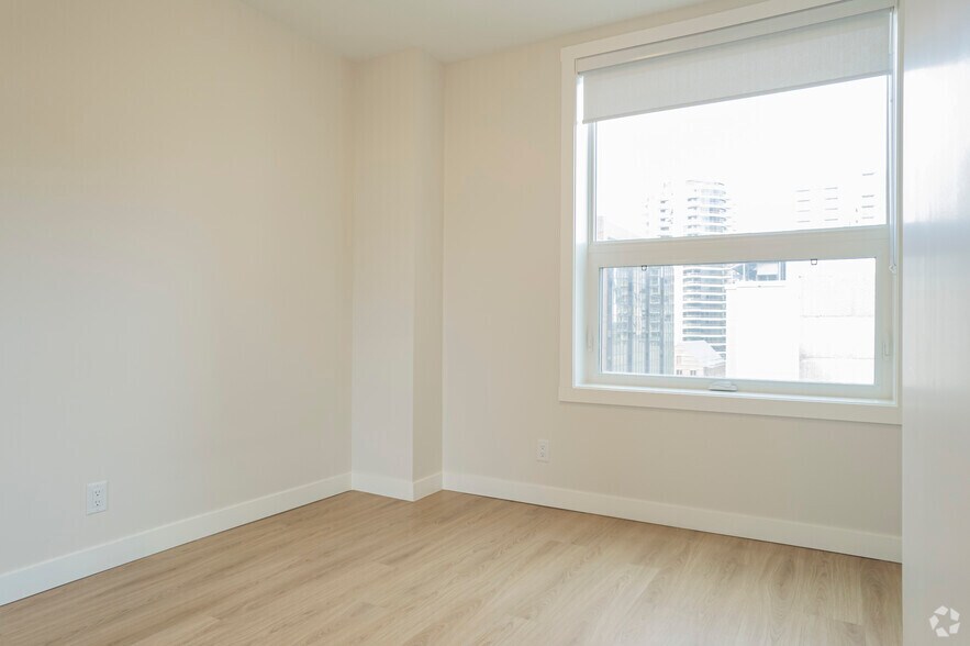 More Photos Of 909 5 Av SW, Calgary Apartments For Lease