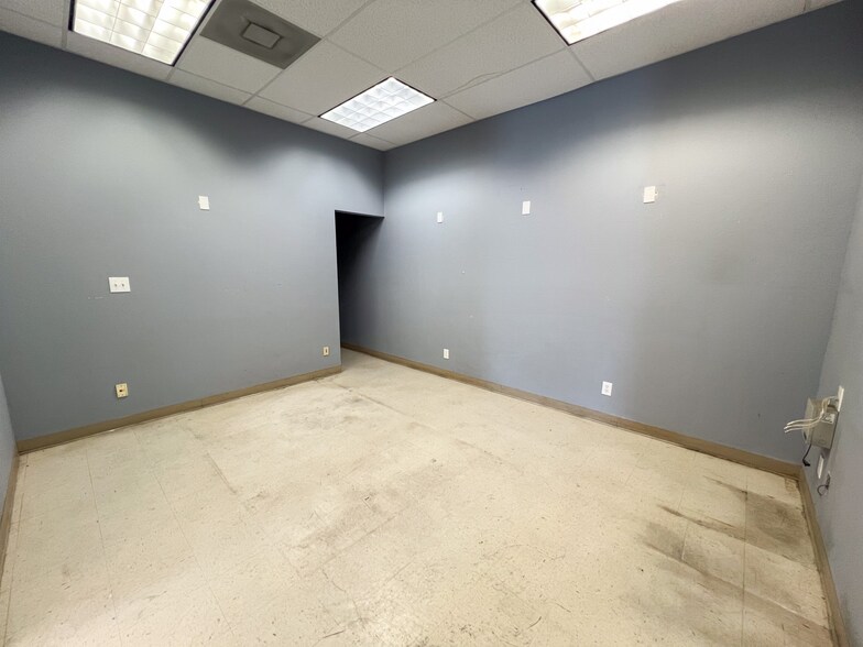 More Photos Of 13403 Western Oak Dr, Helotes Warehouse For Lease