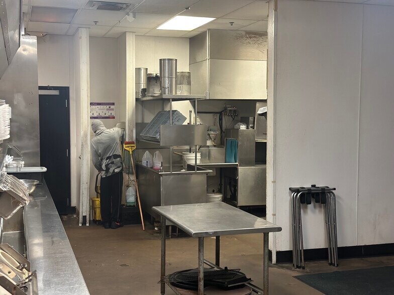 More Photos Of 510 N Theresa Ave, Saint Louis General Retail For Lease