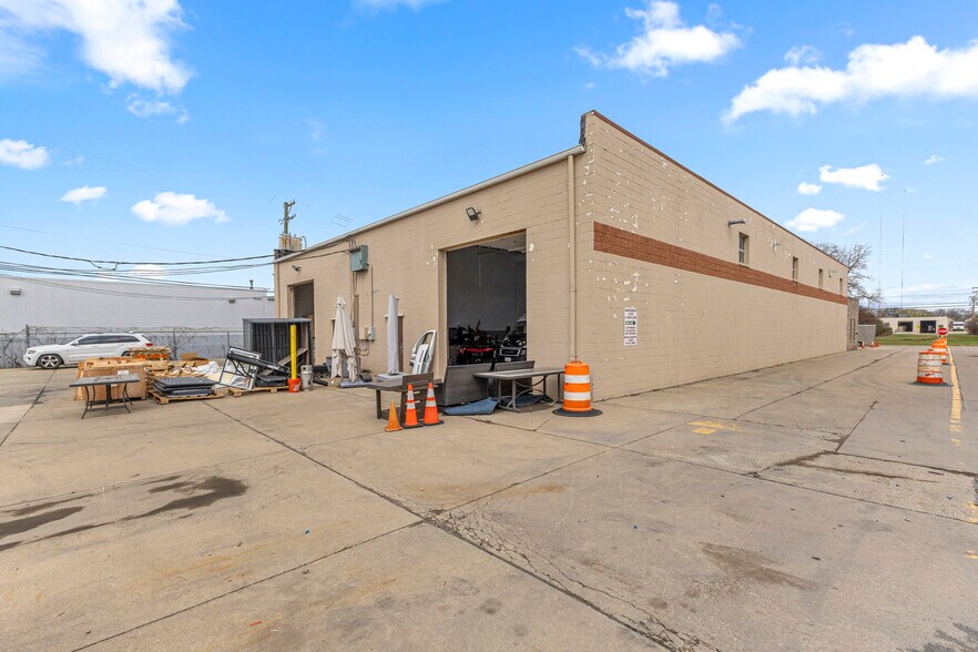 More Photos Of 32639-32645 Industrial Rd, Garden City Warehouse For Sale