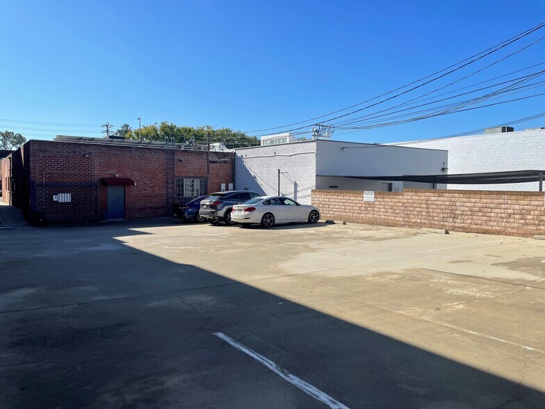 More Photos Of 647 W Broadway, Glendale Office For Sale