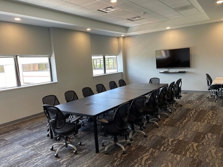 More Photos Of 1482 Erie Blvd, Schenectady Office For Lease