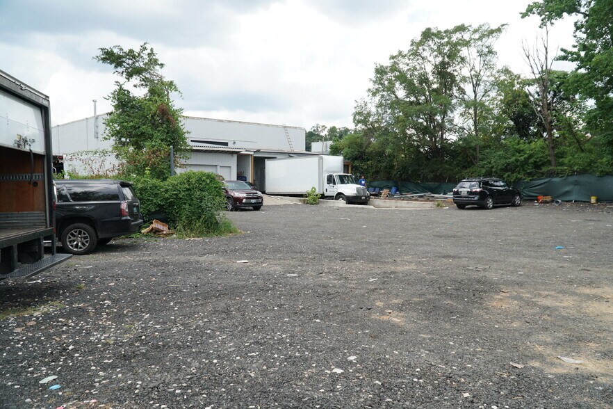 More Photos Of 216 W Hampton Ave, Capitol Heights Light Distribution For Sale