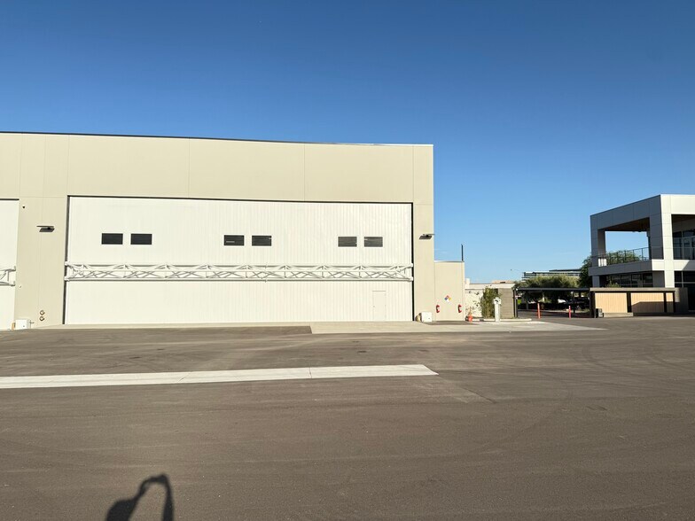 More Photos Of 7333 E Helm Dr, Scottsdale Airplane Hangar For Lease