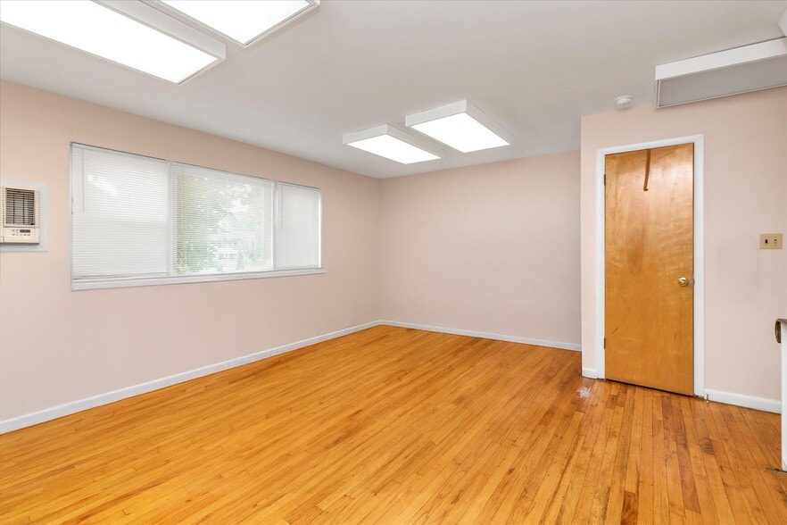 More Photos Of 2815 Bayside Ln, Flushing Office For Sale