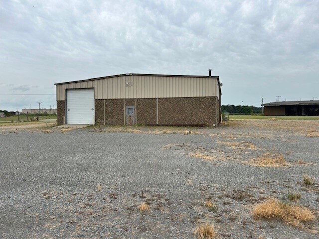More Photos Of 208 Ricebird Ln, Stuttgart Distribution For Sale