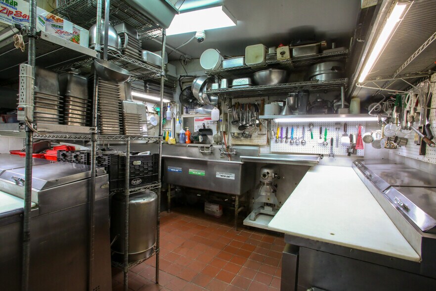 More Photos Of 15 Franklin St, Lenox Restaurant For Lease