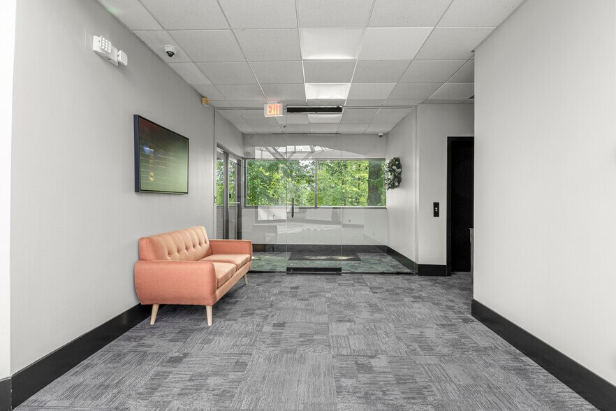 More Photos Of 15360 S Commerce Dr, Dearborn Office For Sale