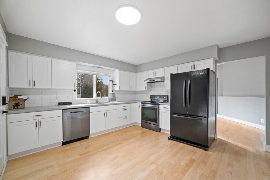 More Photos Of 12533 SE Sunnyside Rd, Happy Valley Flex For Sale