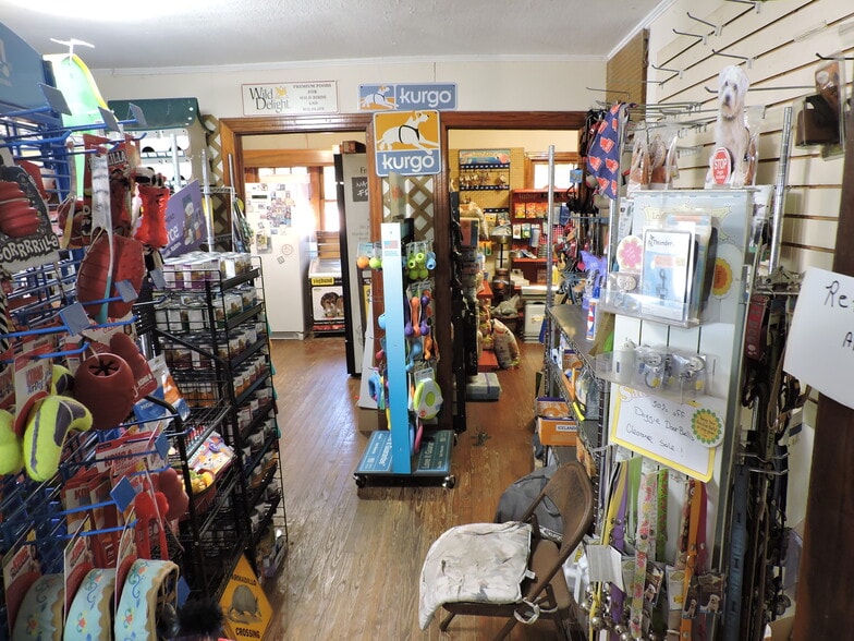 More Photos Of 535 College Dr, Middleburg General Retail For Sale