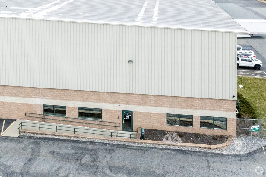 More Photos Of 41 Lyman St, Northborough Warehouse For Lease