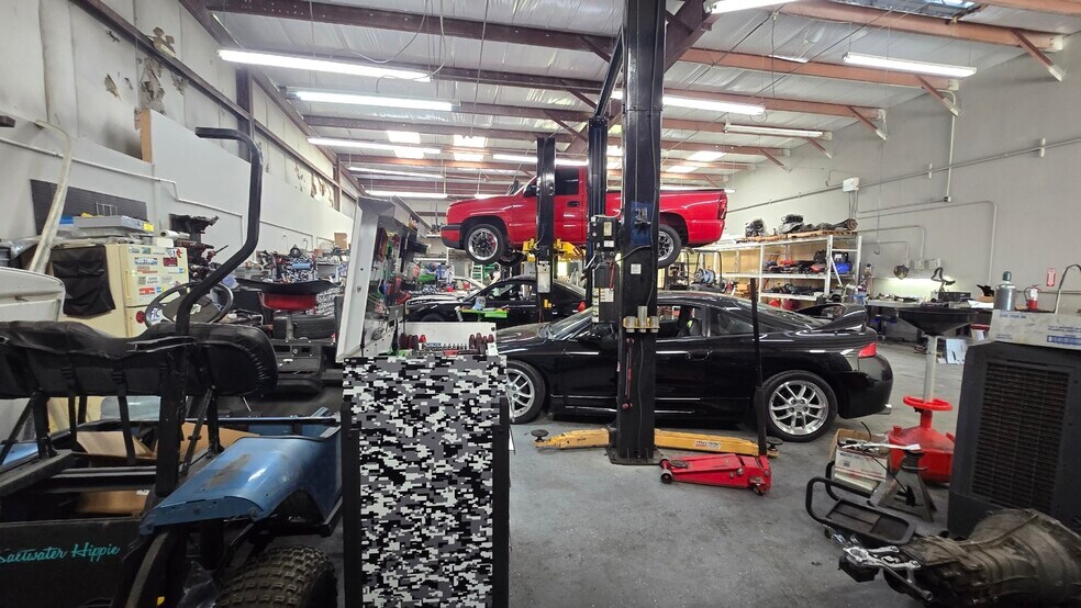 More Photos Of 10780 47th St N, Clearwater Warehouse For Lease