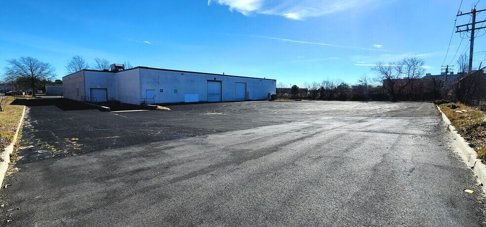 More Photos Of 70 Air Park Dr, Ronkonkoma Manufacturing For Lease