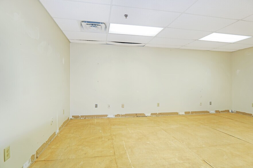 More Photos Of 1560 Commercial Ct, Jonesboro Office For Sale