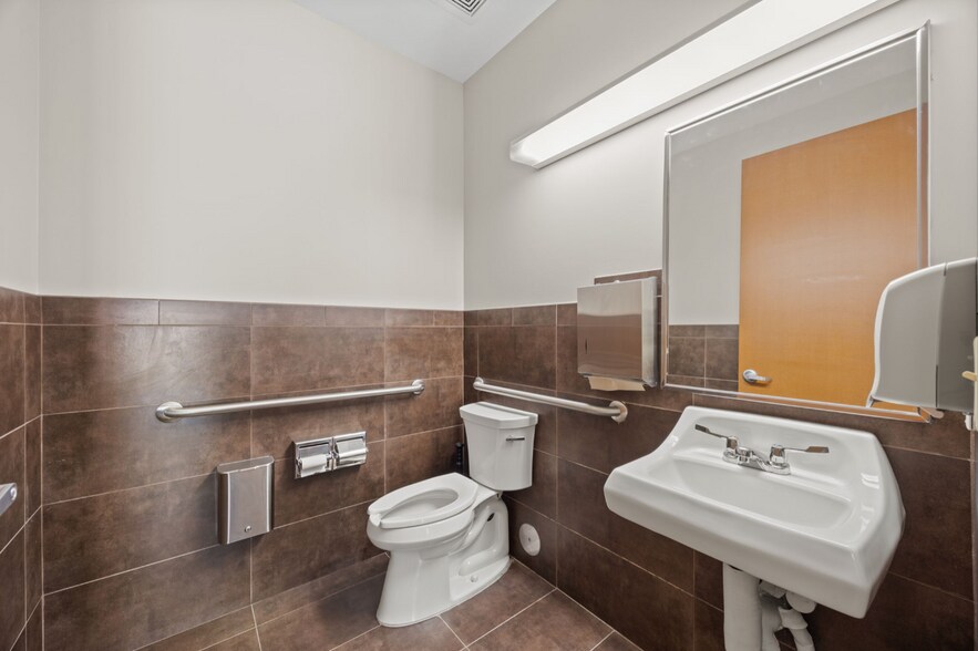 More Photos Of 105 River Oaks Dr, Southlake Medical For Sale