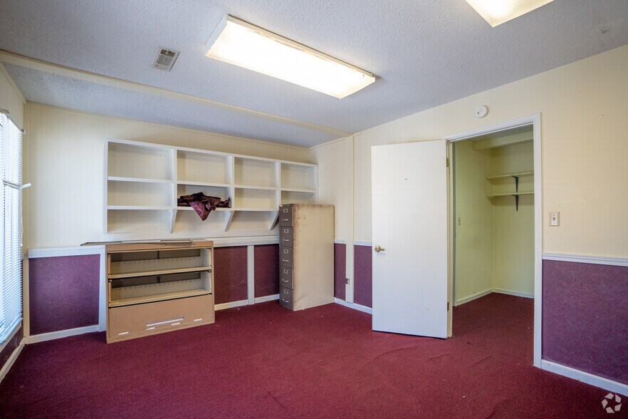 More Photos Of 1515 Huffman Rd, Center Point Unknown For Lease