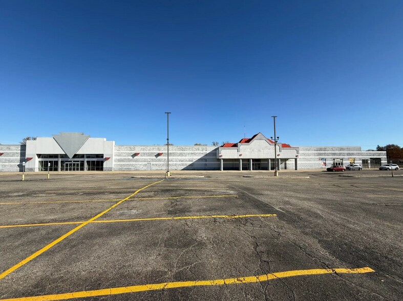 More Photos Of 35192-35220 Gratiot Ave, Clinton Township Freestanding For Lease