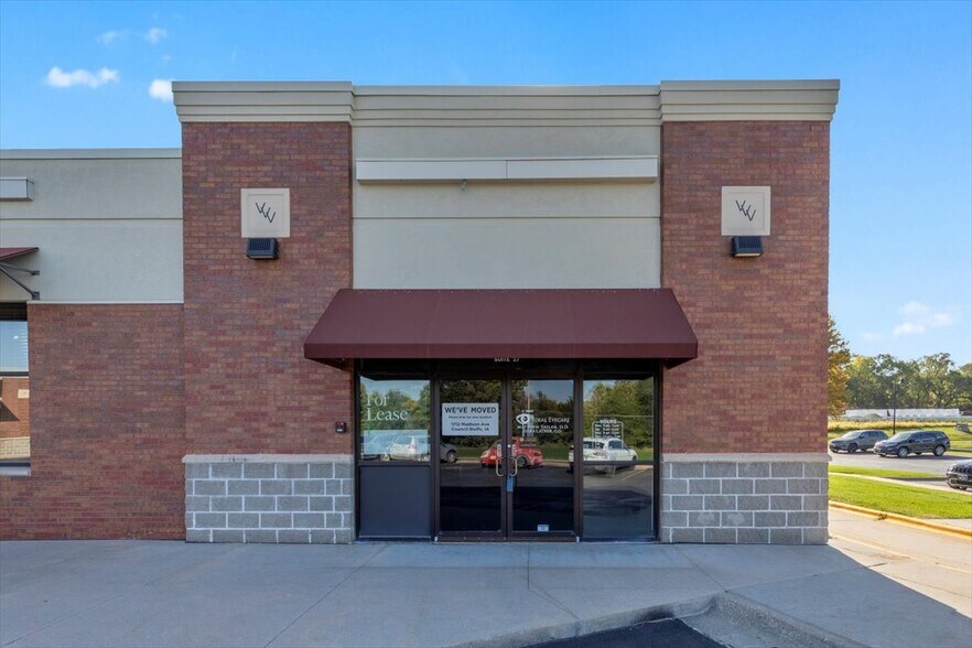 More Photos Of 928 Valley View Dr, Council Bluffs Storefront For Lease