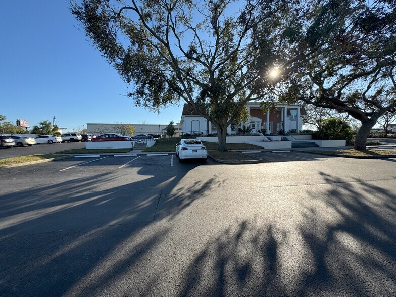 More Photos Of 4526-4532 US Hwy 19, New Port Richey Bank For Lease