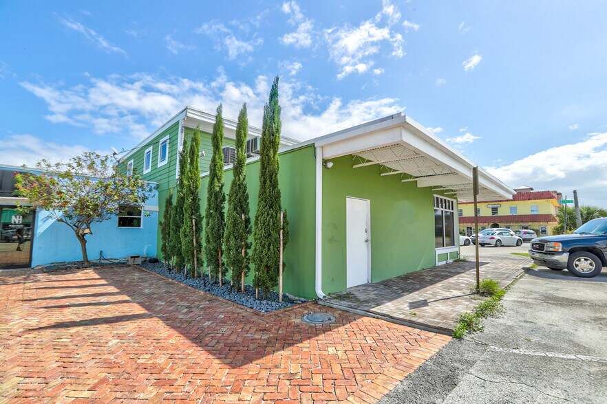 More Photos Of 817-823 SE 9th St, Deerfield Beach Storefront Retail Office For Lease