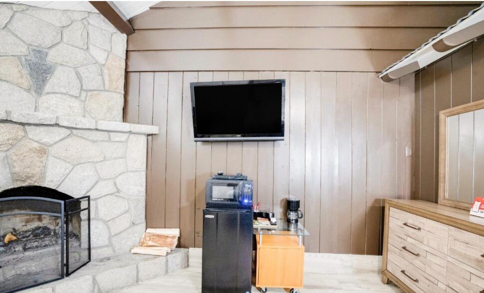More Photos Of 27992 Rainbow Dr, Lake Arrowhead Hospitality For Sale