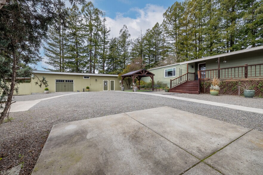 More Photos Of 7050 Starr Rd, Windsor Veterinarian Kennel For Sale