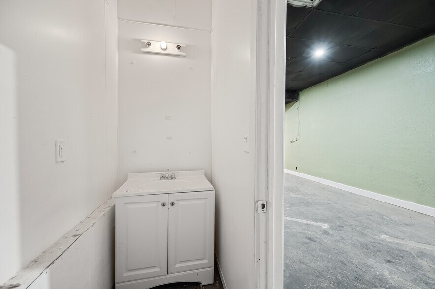 More Photos Of 1710 Highway 6, Houston Storefront For Lease