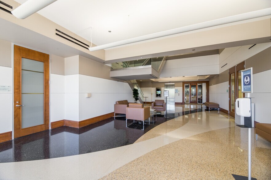 More Photos Of 300 E Sonterra Blvd, San Antonio Unknown For Lease