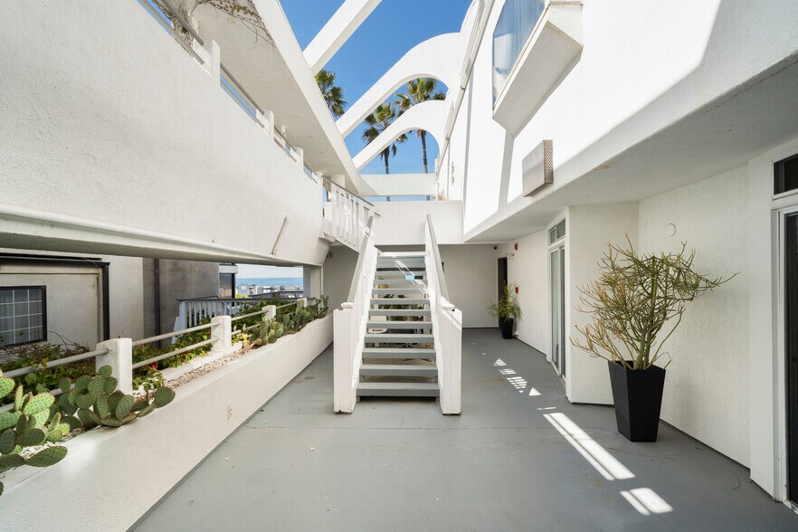 More Photos Of 3111 Ocean Front Walk, Marina Del Rey Apartments For Sale